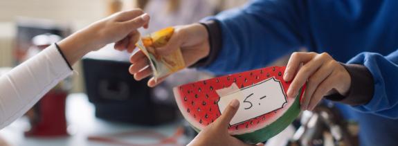 Bei MoneyFit wenden die Schülerinnen und Schüler ihr Wissen rund um Geld in kleinen Challenges an